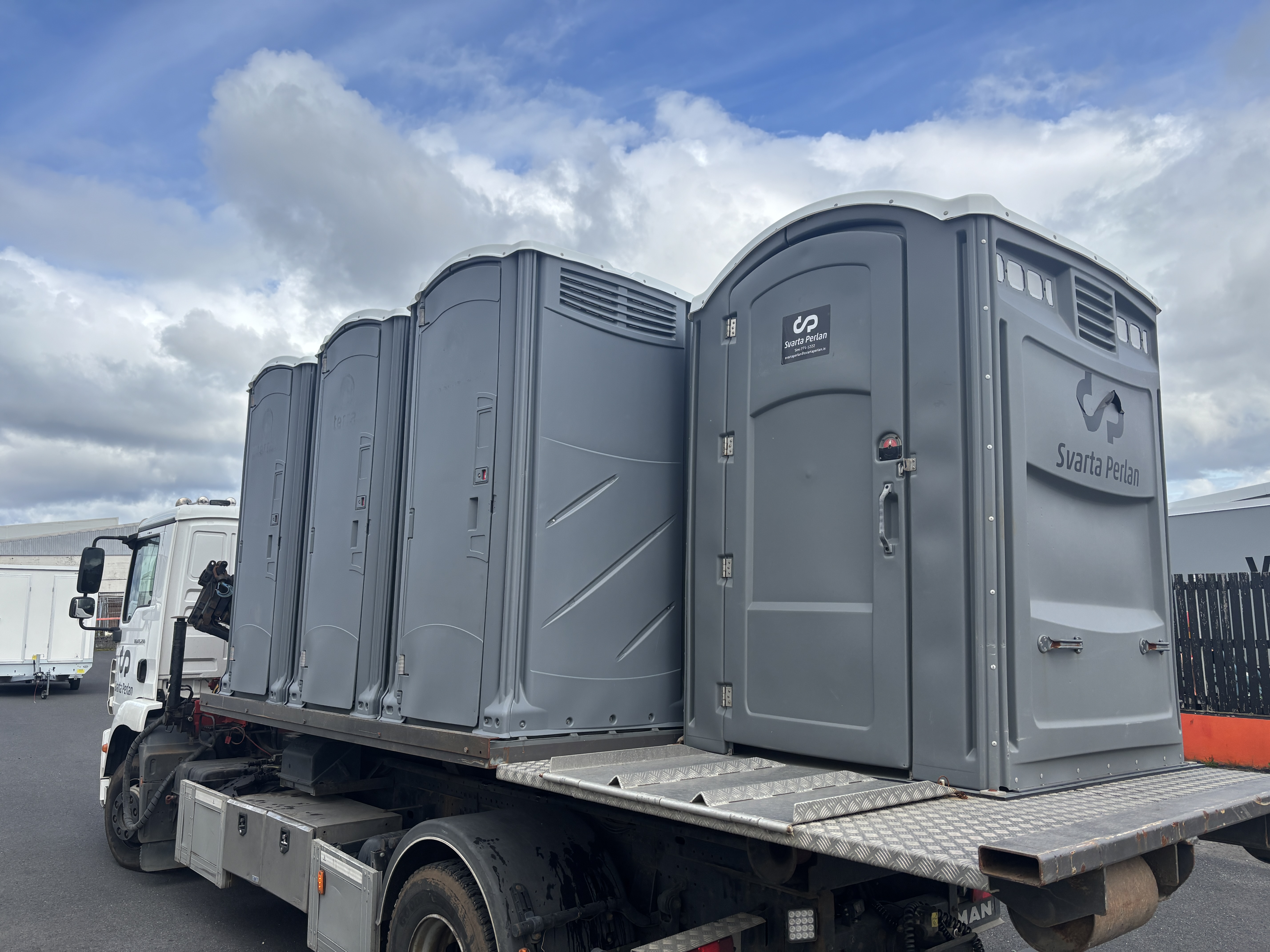 Þurrsalerni 6 stk á grind + 1 stk hreyfihamlað