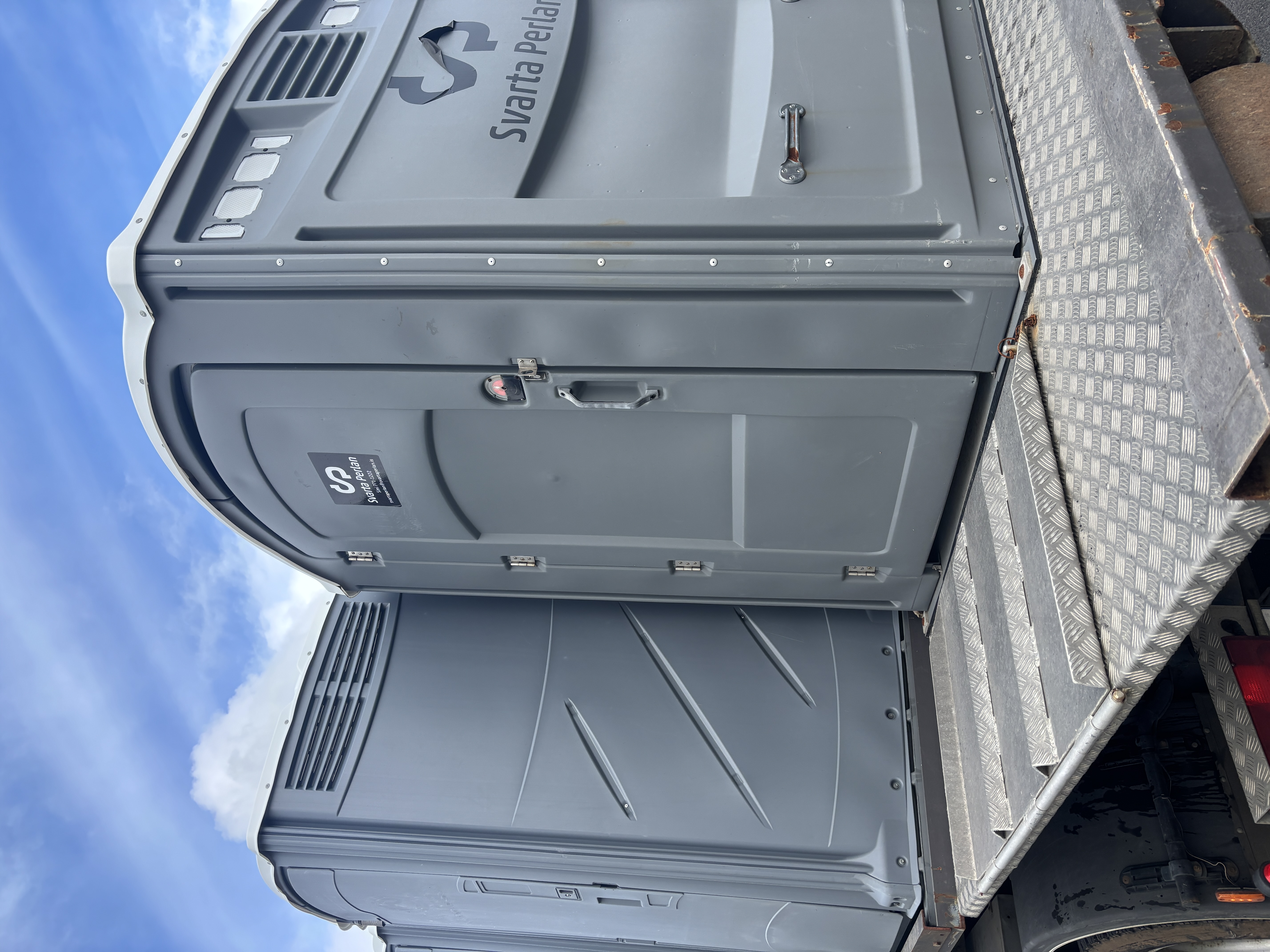 Þurrsalerni 6 stk á grind + 1 stk hreyfihamlað