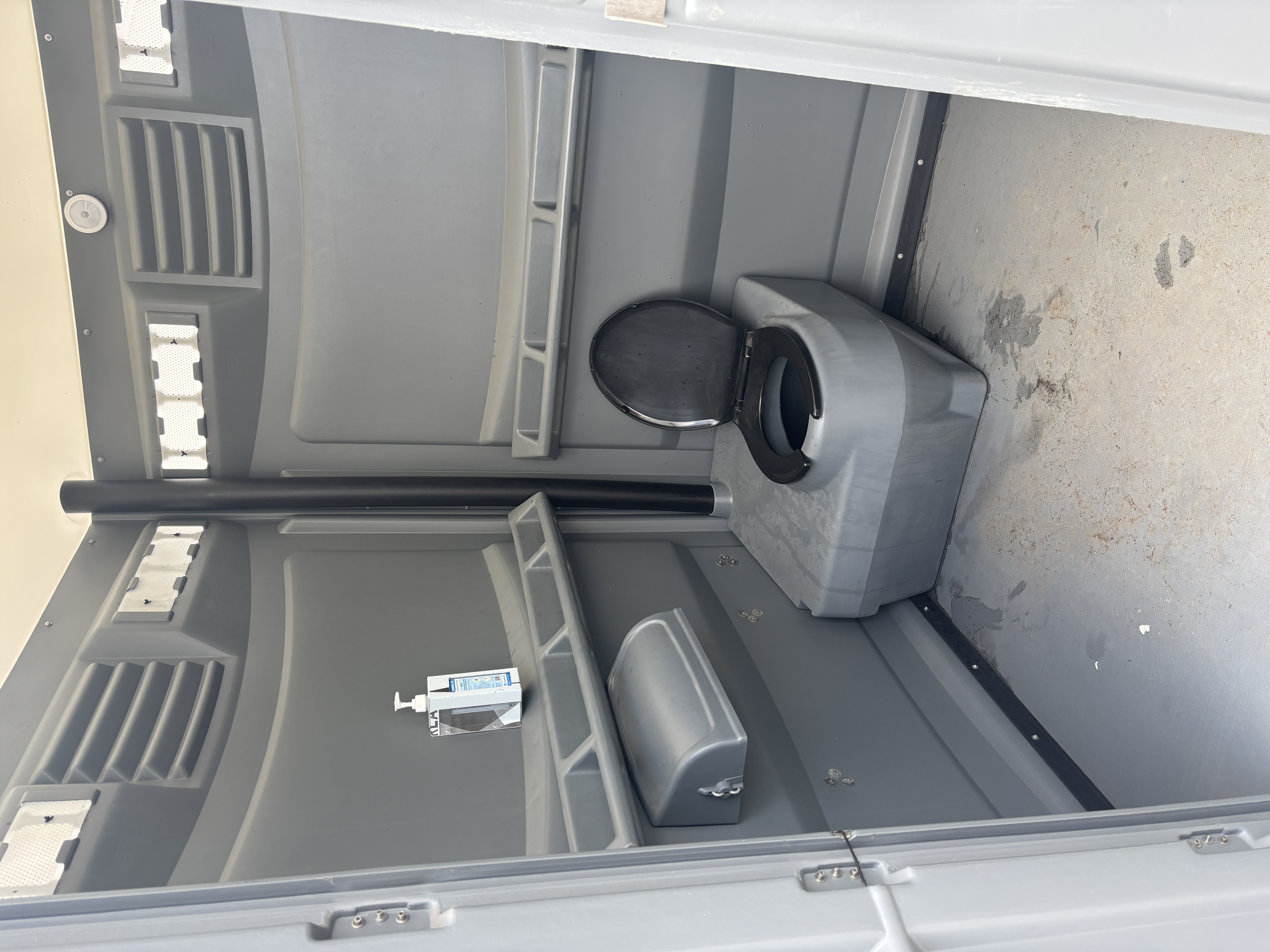 Þurrsalerni 6 stk á grind + 1 stk hreyfihamlað