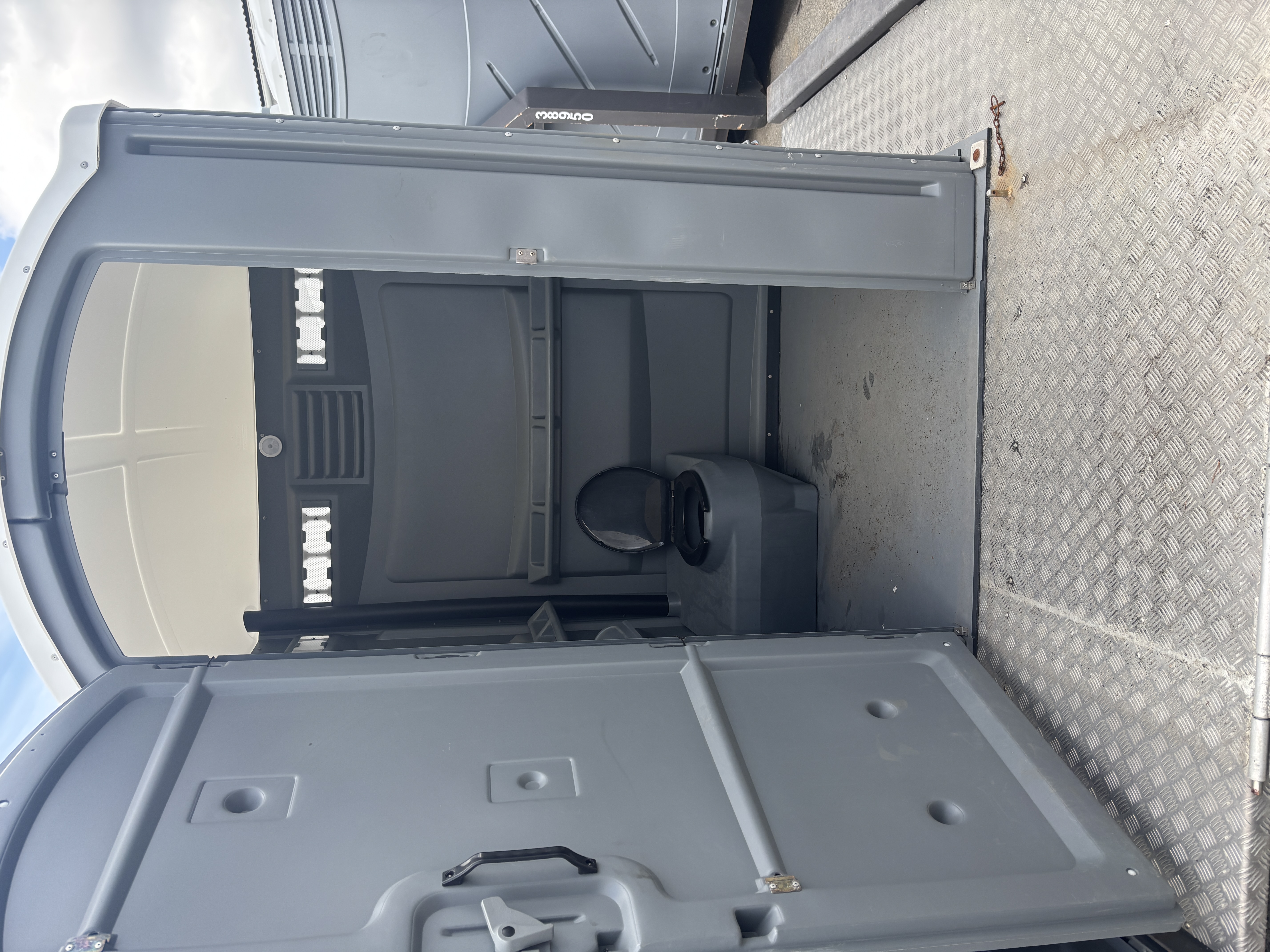 Þurrsalerni 6 stk á grind + 1 stk hreyfihamlað